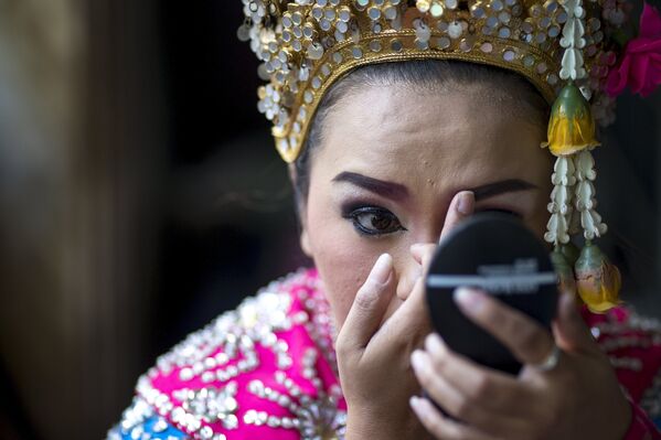 Тайская танцовщица делает макияж - Sputnik Беларусь