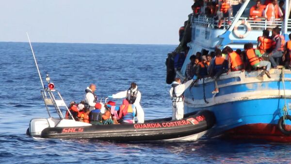 СПУТНИК_Операция в Средиземном море: итальянцы спасли тысячи беженцев у берегов Ливии - Sputnik Беларусь