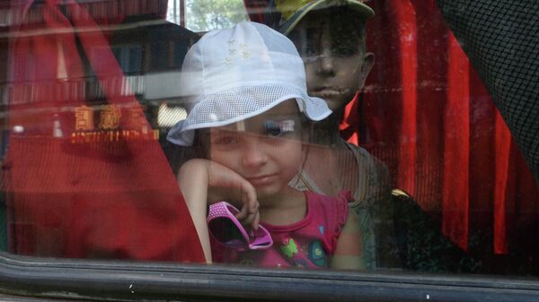 Дети  в автобусе с беженцами - Sputnik Беларусь