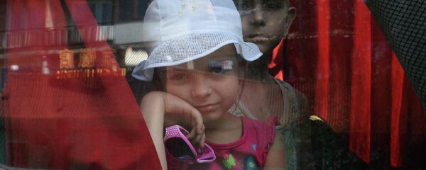 Дети из Донецкой области в автобусе с беженцами - Sputnik Беларусь