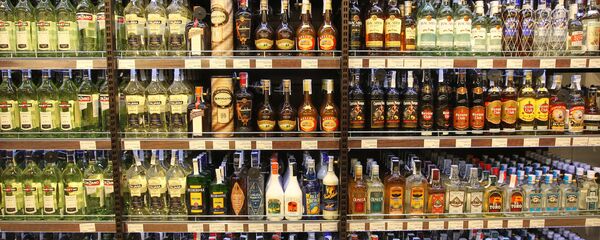 Паліцы з алкагольнай прадукцыяй - Sputnik Беларусь