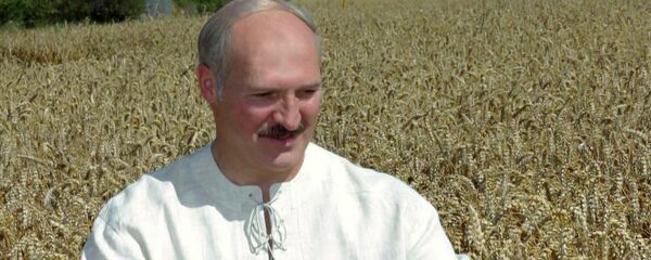 А.Лукашенко во время посещения кооператива под Гродно, архивное фото - Sputnik Беларусь