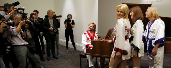 Шведская группа АВВА представляет рояль для аукциона в Лондоне, на котором были записаны многие их хиты - Sputnik Беларусь