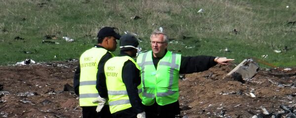 Эксперты из Нидерландов и Малайзии посетили место крушения Боинга в Донецкой области - Sputnik Беларусь