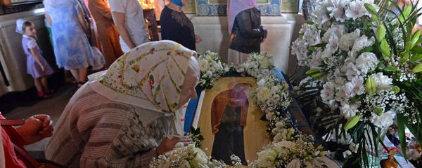 Во всех церквях вынесли из алтаря и поместили посреди храма Плащаницу с изображением Божией Матери Во всех церквях вынесли из алтаря и поместили посреди храма Плащаницу с изображением Божией Матери - Sputnik Беларусь
