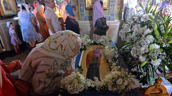 Во всех церквях вынесли  из алтаря и поместили посреди храма Плащаницу с изображением Божией Матери - Sputnik Беларусь