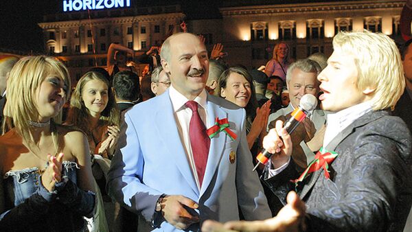 Александр Лукашенко на праздничном концерте 3 июля 2005 года - Sputnik Беларусь