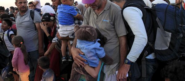 Беженцы из Сирии на границе с Венгрией. Архивное фото - Sputnik Беларусь