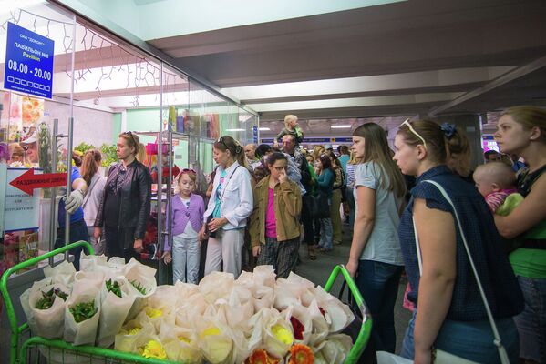 Цветочный базар в переходе у вокзала - Sputnik Беларусь