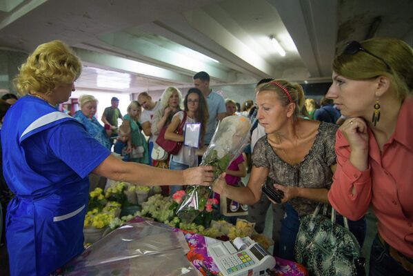 Цветочный базар в подземном переходе - Sputnik Беларусь