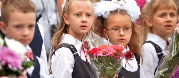 Первоклассницы на линейке в Минске - Sputnik Беларусь