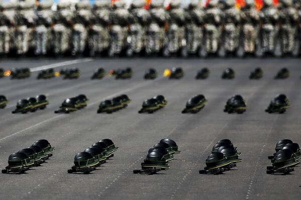 Фуражки и оружие - на репетиции парада - Sputnik Беларусь