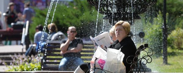 Женщина в городском сквере - Sputnik Беларусь