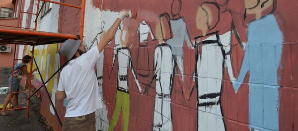 Художники раскрашивают здания в Минске Художники раскрашивают здания в Минске - Sputnik Беларусь