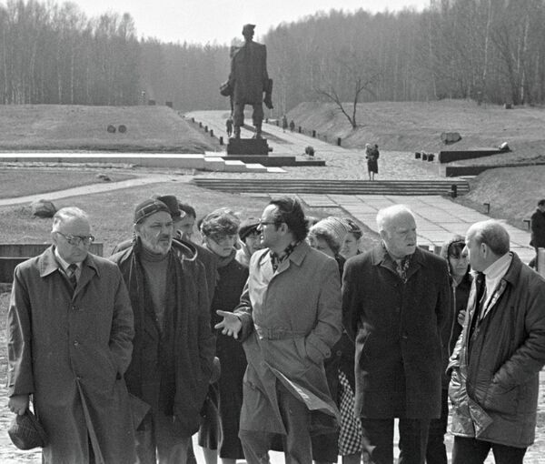Белорусский писатель Алесь Адамович (в центре) рассказывает своим коллегам о Хатыни, 1985 год.  - Sputnik Беларусь