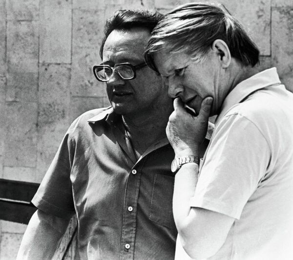 Василь Быков и Алесь Адамович - Sputnik Беларусь