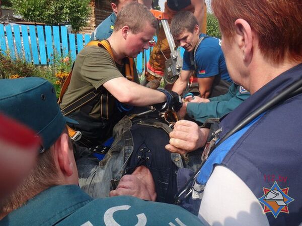 Спасатели извлекают мужчину из колодца - Sputnik Беларусь