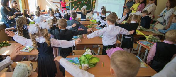 Настаўніца і дзеці ў класе Настаўніца і дзеці ў класе - Sputnik Беларусь