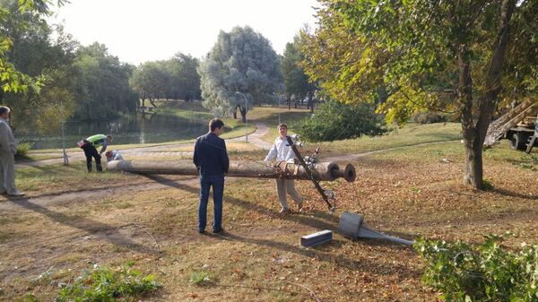 Упавшая опора для растяжки сетей Минсктранса - Sputnik Беларусь