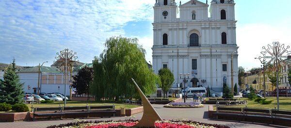 Сонечны гадзіннік ля Фарнага касцёла ў Гродна Сонечны гадзіннік ля Фарнага касцёла ў Гродна - Sputnik Беларусь