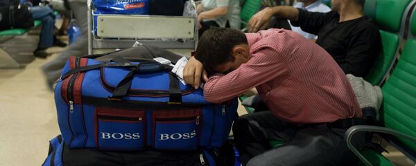 Пассажиры в зале ожидания аэропорта Пассажиры в зале ожидания аэропорта - Sputnik Беларусь