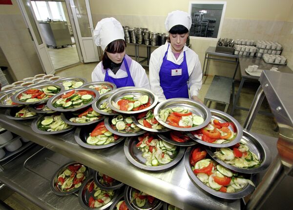 Крик души повара школьной столовой: некоторые сбегают через пару дней Крик души повара школьной столовой: некоторые сбегают через пару дней - Sputnik Беларусь