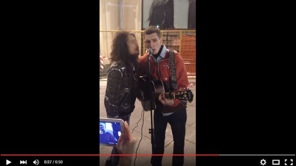 Солист Aerosmith Стив Тайлер спел с уличным музыкантом в Москве - Sputnik Беларусь