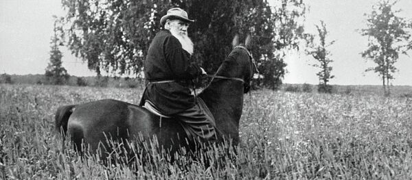 Писатель Лев Толстой на прогулке верхом - Sputnik Беларусь