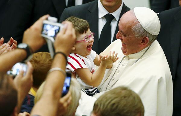 Папа Франциск смеется с ребенком на встрече - Sputnik Беларусь