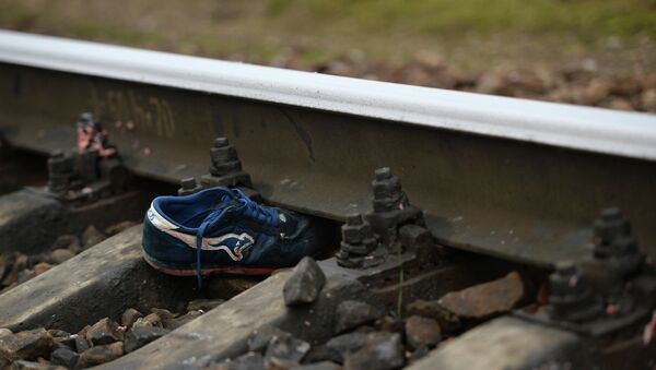 Кроссовок на железнодорожном полотне, архивное фото - Sputnik Беларусь