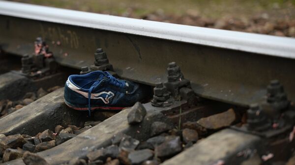 Кроссовок на железнодорожном полотне, архивное фото - Sputnik Беларусь