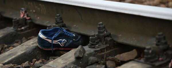 Кроссовок на железнодорожном полотне, архивное фото - Sputnik Беларусь