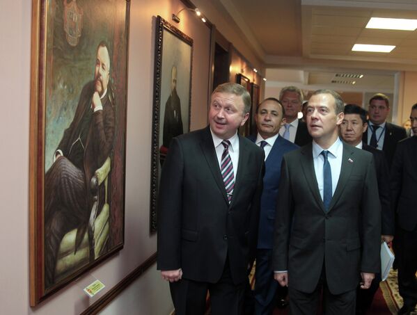 8 сентября 2015 года Дмитрий Медведев побывал в Гродно (на фото с премьер-министром Беларуси Андреем Кобяковым) – там прошел межправительственный совет. Российский премьер тогда обратил особое внимание на вкусные, не входящие в санкционный список продукты, которыми его угощали в Беларуси. - Sputnik Беларусь