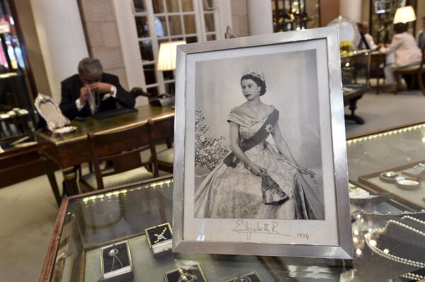 Портрет королевы в ювелирной мастерской - Sputnik Беларусь