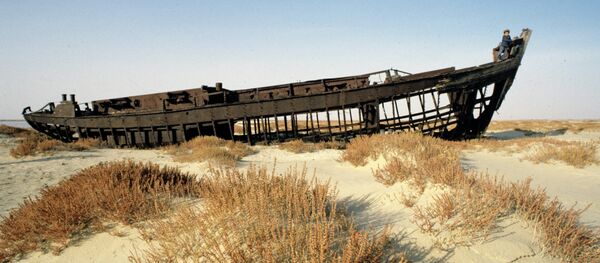 Остов рыболовецкого судна на барханах Приаралья - Sputnik Беларусь