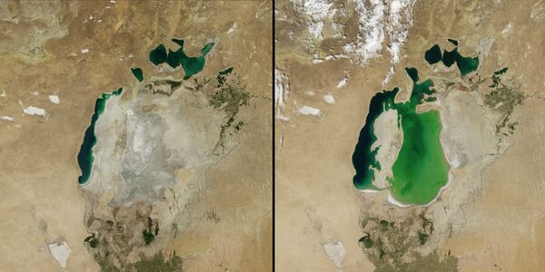 Снимок NASA Аральского моря из космоса: слева - 2014 год, справа - 2000. Нанесенная линия обозначает границы моря в 1960 году. - Sputnik Беларусь