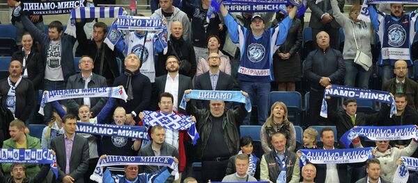 Болельщики минского Динамо поют гимн Беларуси перед стартом матча - Sputnik Беларусь