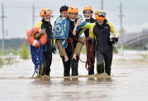 Спасатели помогают пострадавшим от наводнения на острове Хонсю - Sputnik Беларусь
