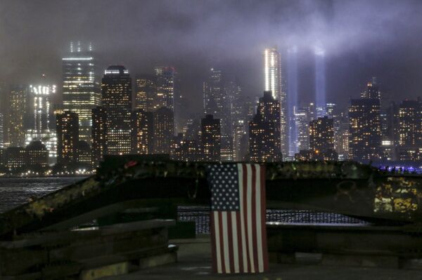 Траурная церемония на месте трагедии 11 сентября на Манхеттене в Нью-Йорке - Sputnik Беларусь