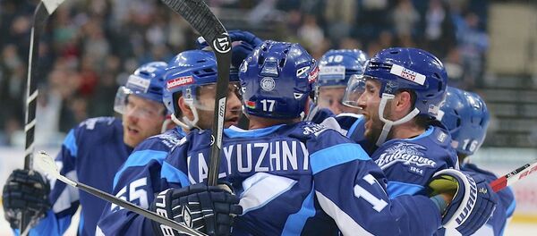 Игроки минского Динамо радуются забитой шайбе - Sputnik Беларусь