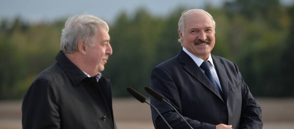 Александр Лукашенко и Михаил Гуцериев в Любанском районе Александр Лукашенко и Михаил Гуцериев в Любанском районе - Sputnik Беларусь