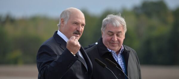 Президент Беларуси Александр Лукашенко и Михаил Гуцериев Президент Беларуси Александр Лукашенко и Михаил Гуцериев - Sputnik Беларусь