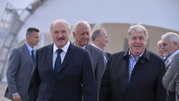 Президент Беларуси Александр Лукашенко и председатель Совета директоров Славкалия Михаил Гуцериев - Sputnik Беларусь