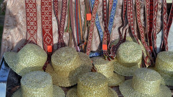 Белорусские сувениры - тканые пояса и соломенные шляпы - можно было приобрести на ярмарке ремесленников у Дворца спорта. - Sputnik Беларусь