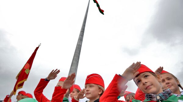 Юных октябрят принимали в пионеры на площади Государственного Флага - Sputnik Беларусь