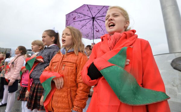 Пионеры исполняют гимн на площади Государственного Флага - Sputnik Беларусь