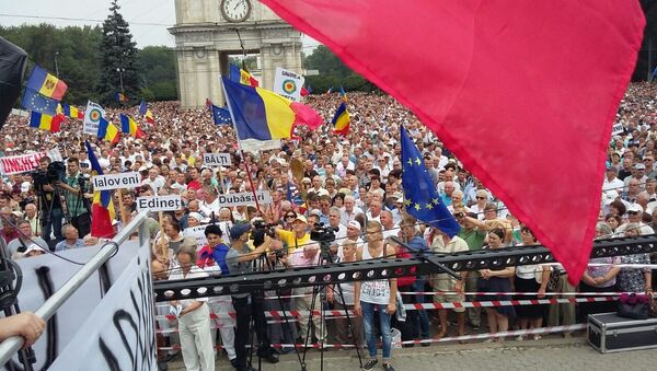 Как ни хотели не видеть на площади румынских флагов, тем не менее, их, все-таки, пронесли на самые многолюдные участки митинга. - Sputnik Беларусь
