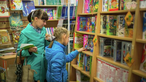 Полка с детской литераторой в книжном магазине Светоч - Sputnik Беларусь