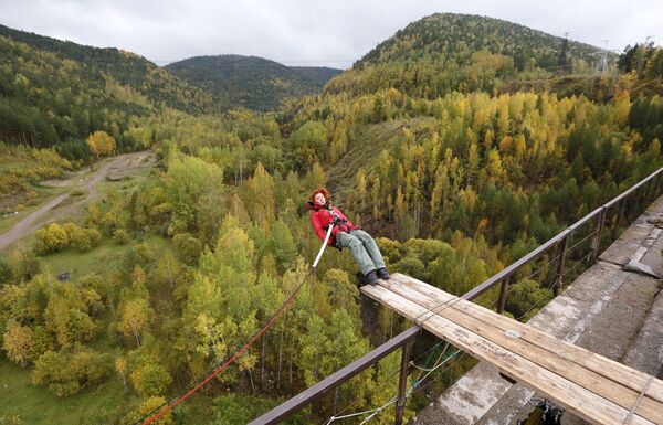 Прыжки с моста на тарзанке с 44-метровой высоты под Красноярском - Sputnik Беларусь
