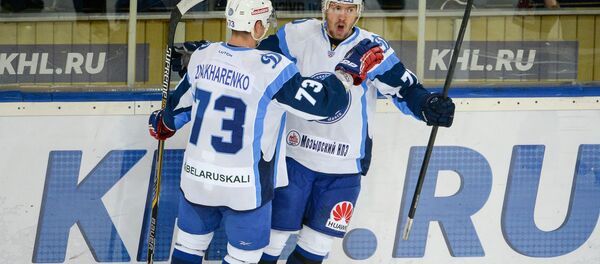 Игроки Динамо Дмитрий Знахаренко (слева) и Александр Павлович радуются забитому голу в ворота московского Спартака - Sputnik Беларусь